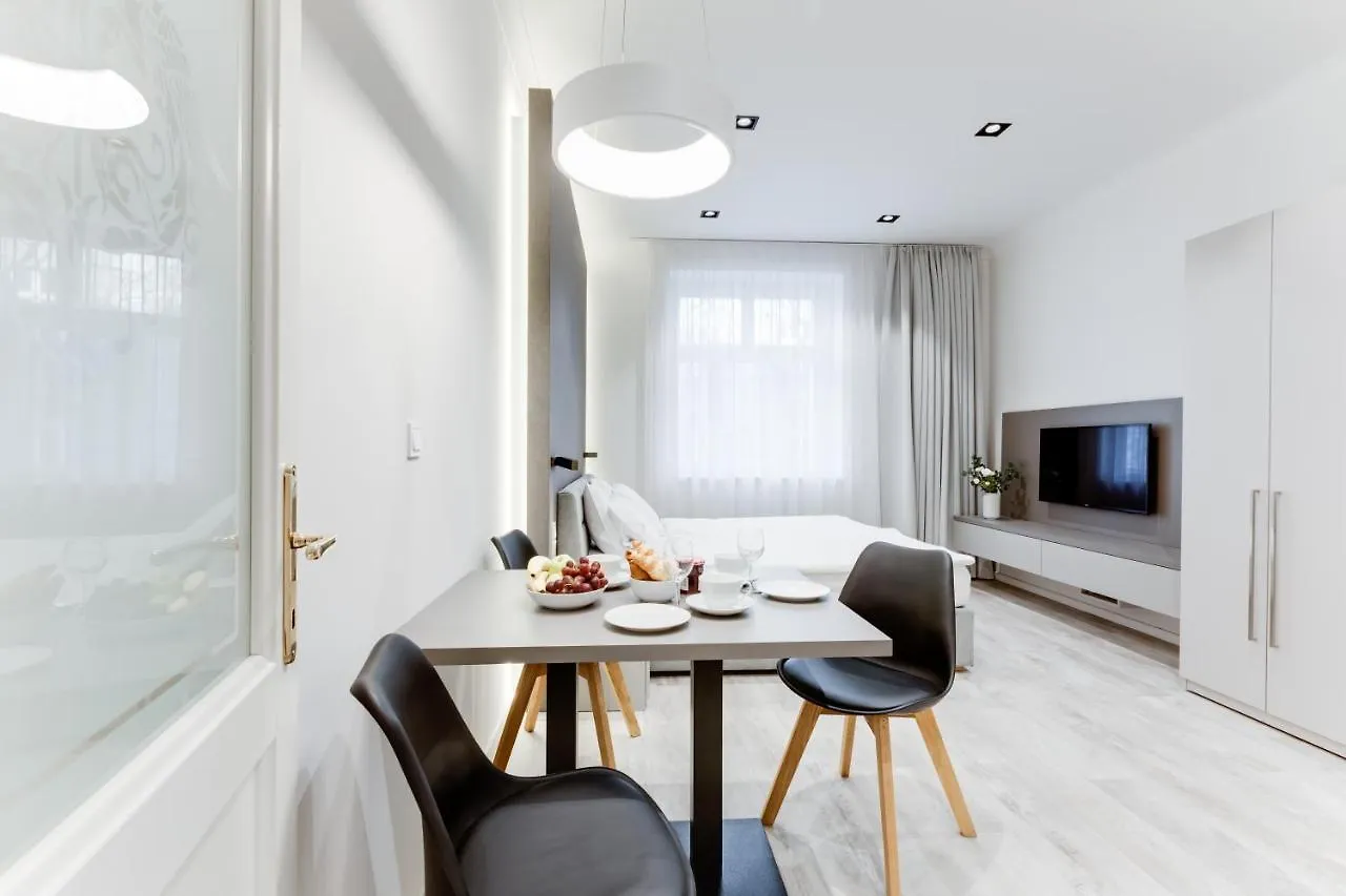 Lampi Aparthotel Praga 2*,